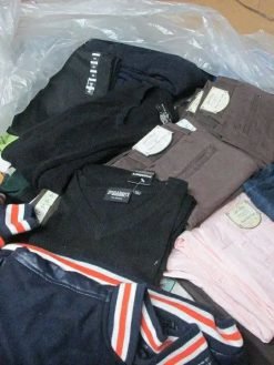 Men/ Women clothes pallets - Image 2
