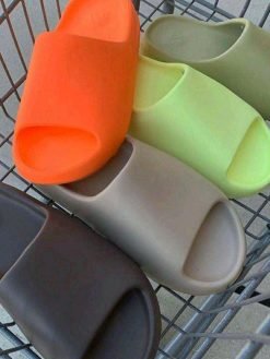 YEEZY SLIDES PALLETS - Image 2