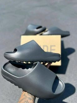 YEEZY SLIDES PALLETS - Image 3