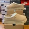 Alternative view of Ugg shoe pallets